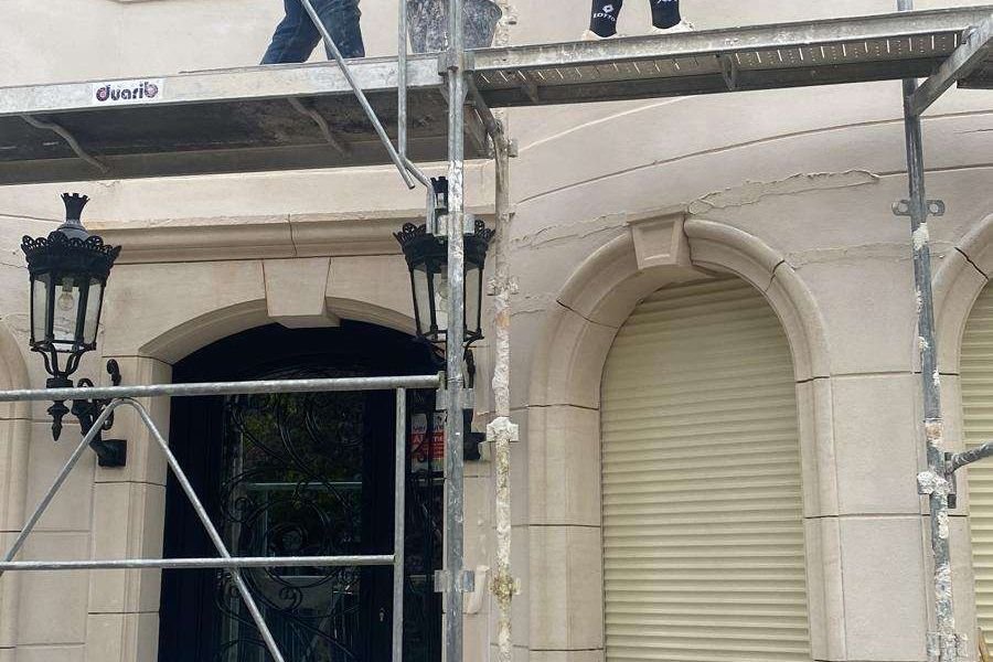 La façade pendant le ravalement, sous échafaudage