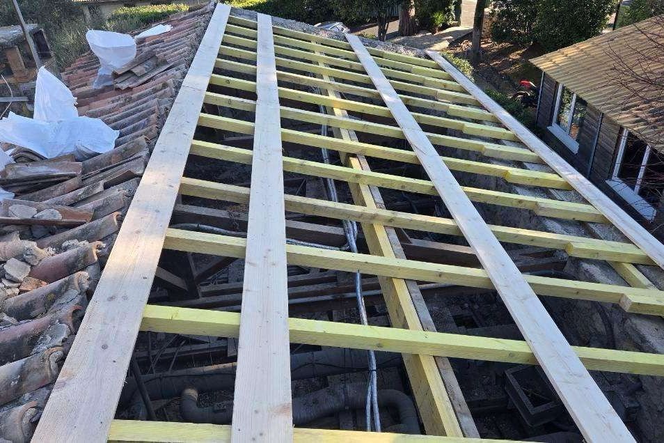 La même toiture pendant les travaux, liteaux neufs posés